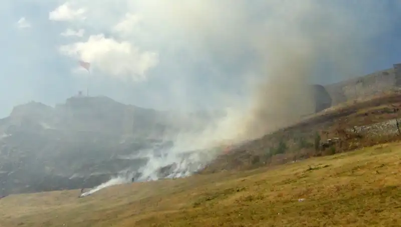 Kars Kalesi’ne Yakın Eteklerde Büyüyen Korkunç Anız Yangını