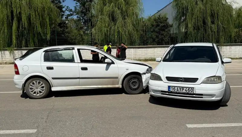 İki Otomobil Çarpıştı: Trafik Kazasında İki Yaralı!