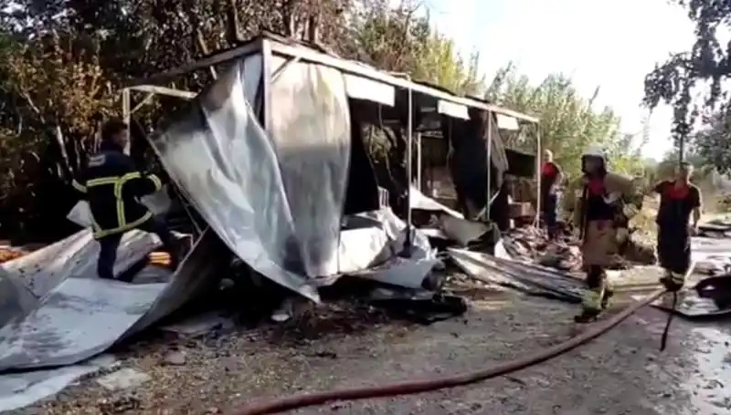 Hatay'da Kontenyer Yangını: Mahallede Korku Sararken, Maddi Hasar Büyüdü