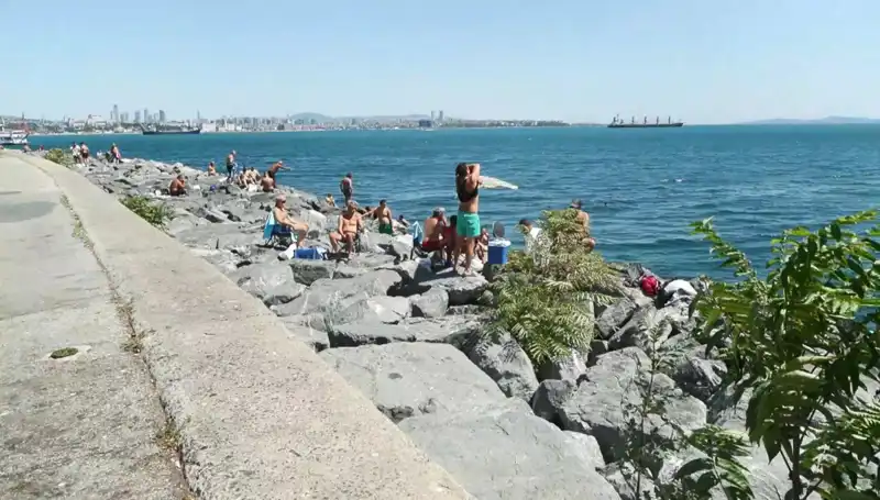 İstanbullular, Sıcak Havanın Tadını Sahilde Çıkarıyor!